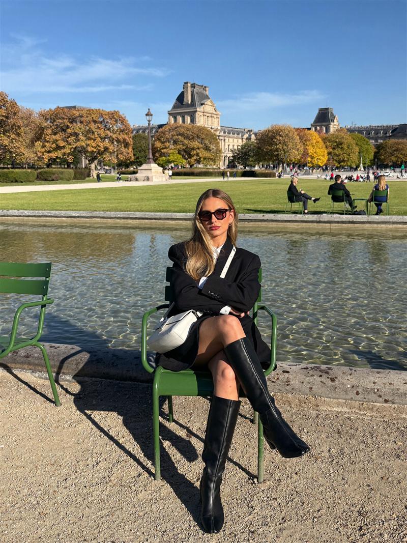 Laura Obrero sentada junto al estanque del jardín de las Tullerías, en París